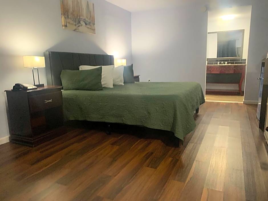 R Nite Star Inn and Suites -Home of the Cowboys & Rangers