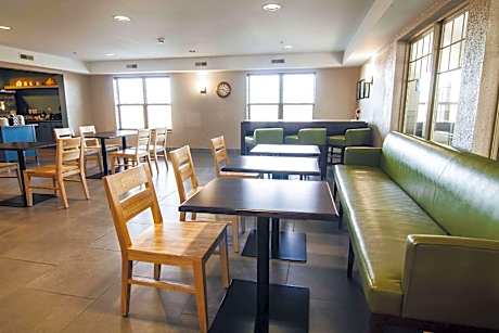 Country Inn & Suites by Radisson, Stockton, IL