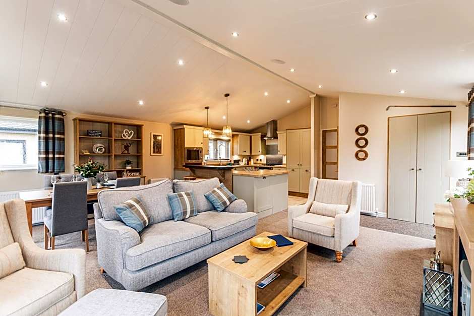 Heathery Lodge with Hot Tub