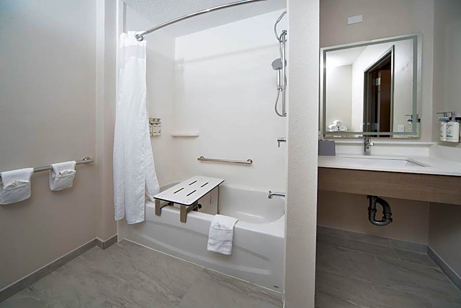 Holiday Inn Express Hotel & Suites Indianapolis - East By IHG