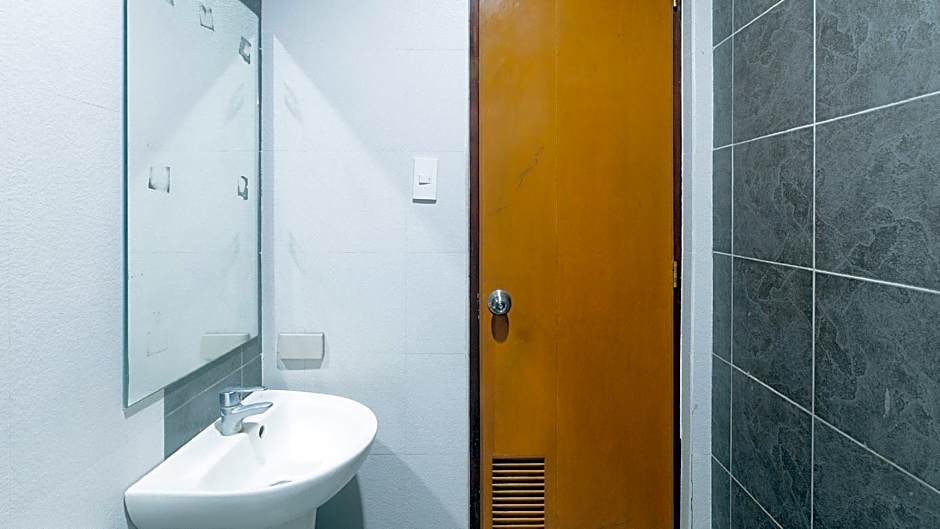 RedDoorz near Angeles University Foundation