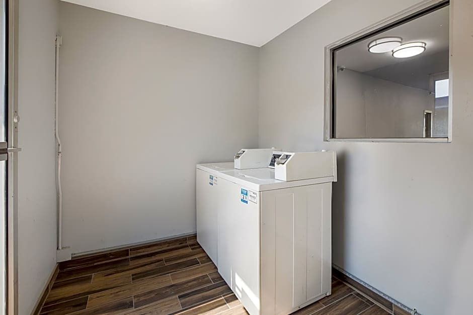 HomeTowne Studios by Red Roof Orange, TX