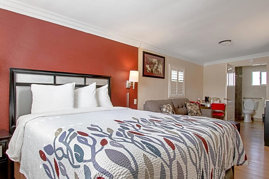 Red Roof Inn & Suites Monterey