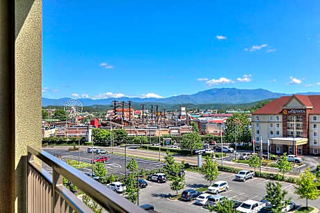 1 Bedroom 2 room Suite, 1 King, Sofa bed, Mountain view, Balcony