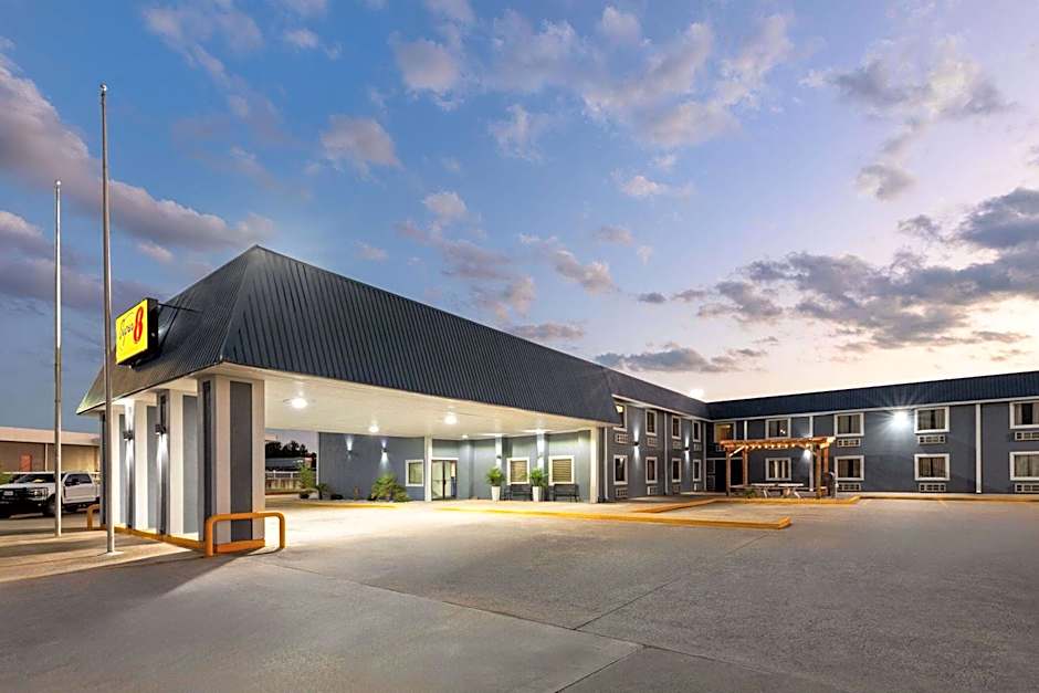 Super 8 by Wyndham Buffalo