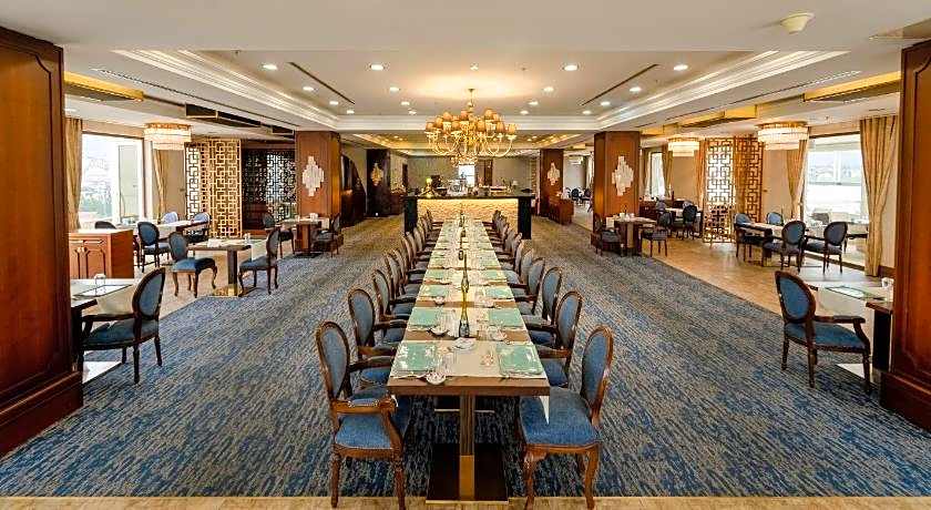 Wellborn Luxury Hotel