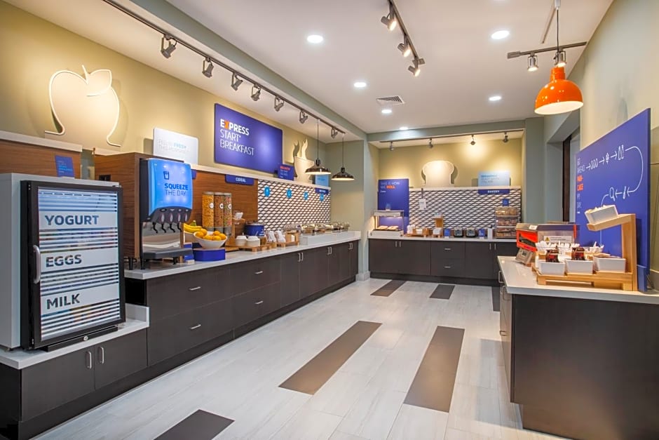 Holiday Inn Express & Suites - Deland South by IHG