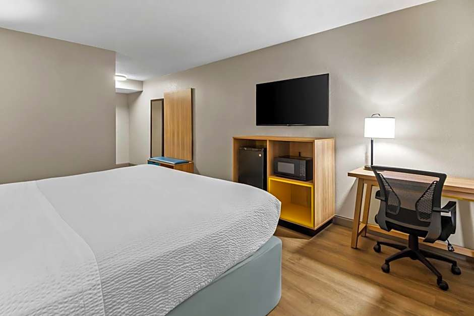 Days Inn & Suites by Wyndham DeSoto