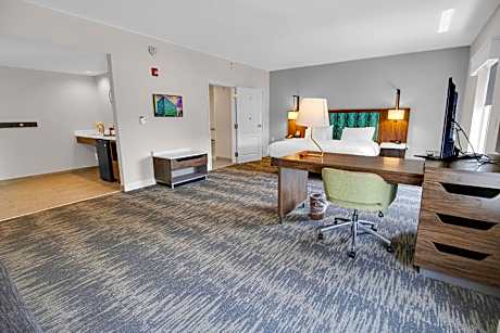 1 KING MOBILITY ACCESS RI SHWR SUITE NOSMOK HDTV/WORK AREA FREE WI-FI/HOT BREAKFAST INCLUDED