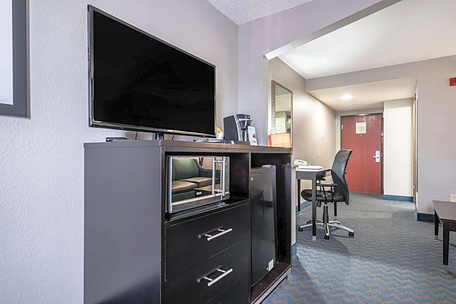 HOLIDAY INN EXPRESS & SUITES ROANOKE RAPIDS By IHG