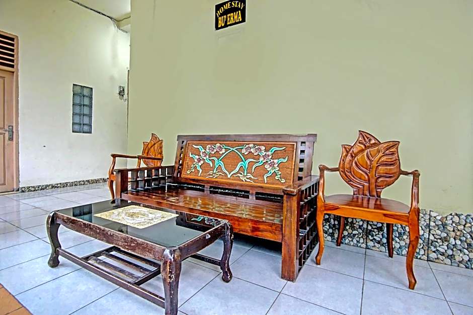 OYO Life 91268 Homestay Bu Erma Syariah