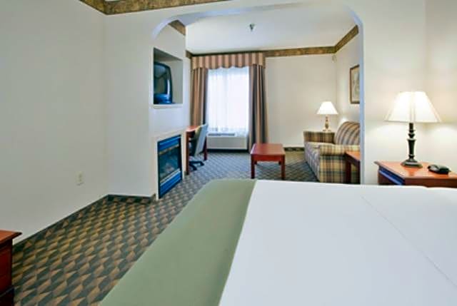 Holiday Inn Express Hotel & Suites Laurinburg by IHG