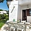 Residential cul-de-sac walking distance to centre, private pool, free AC wifi