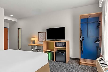 King Room with Mobility Accessible Tub