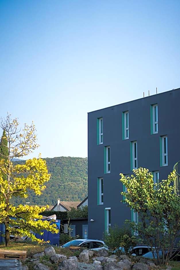 PoMo Hotel & Restaurant