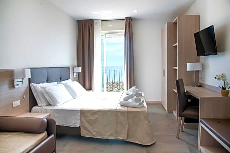 Deluxe Triple Room with Terrace and Sea View