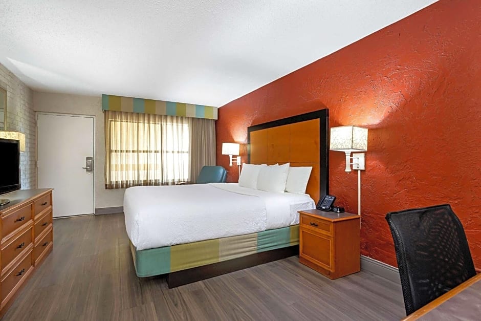 La Quinta Inn & Suites by Wyndham Tampa Bay Airport