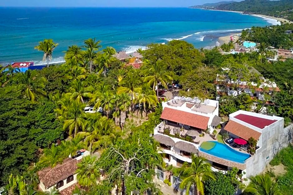 Villa Kiwi. Huge Pool, Steps To Town n Beach. 6 plus BRM 7.5 BTH 3 KCN