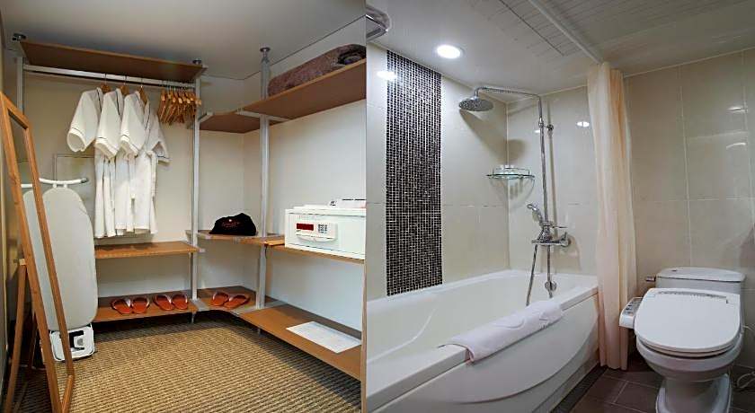 Ramada by Wyndham Dongtan Hotel