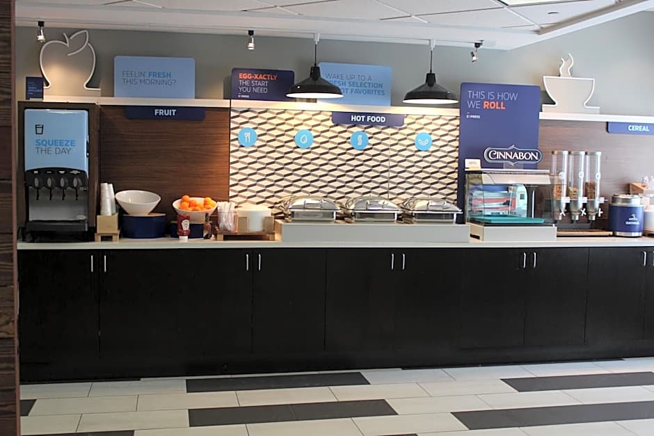 Holiday Inn Express & Suites Bradley Airport By IHG