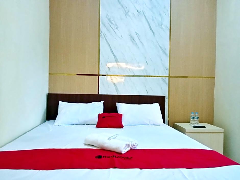 RedDoorz near Alun Alun Slawi