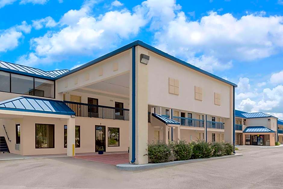 Super 8 by Wyndham Hattiesburg South