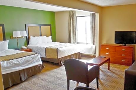 Deluxe Studio with Two Queen Beds - Non-Smoking