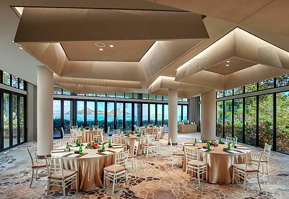 AYANA Komodo Waecicu Beach