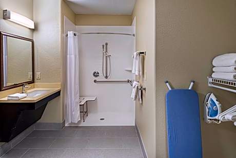 1 Queen 1 Bedroom Suite Mobility Access Transfer Shwr