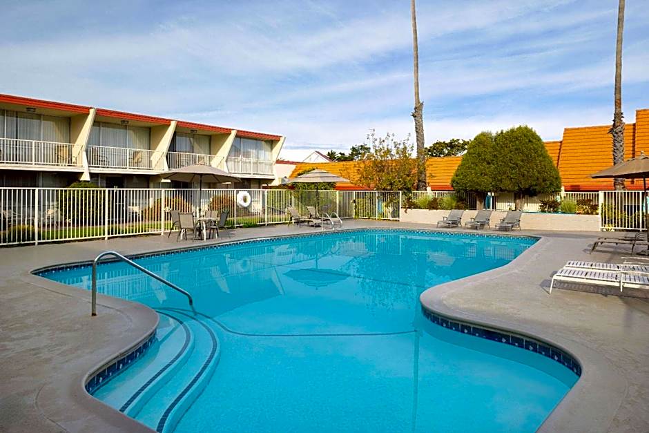 Travelodge by Wyndham Monterey Bay