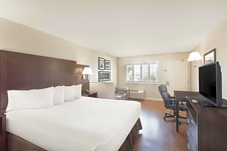 Deluxe King Room with Mobility/Hearing Impaired Access - Non-Smoking