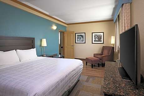 King Suite with Sofa Bed, Mountain View and River View - Non-Smoking
