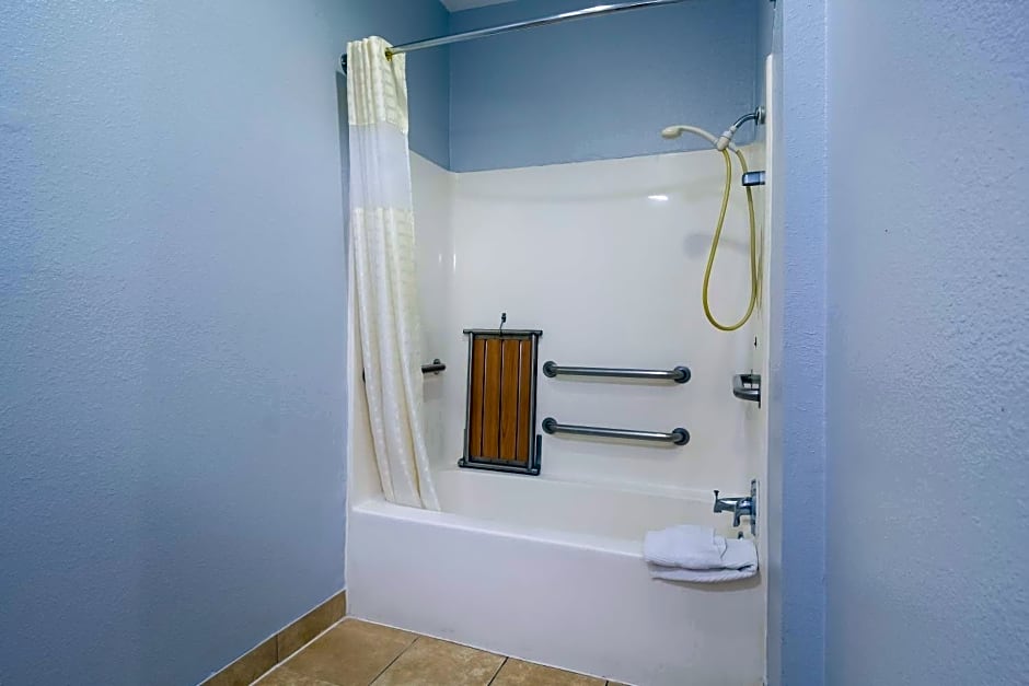 Scottish Inn & Suites