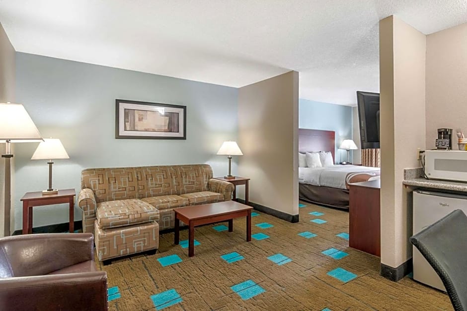 Quality Suites Kansas City International Airport