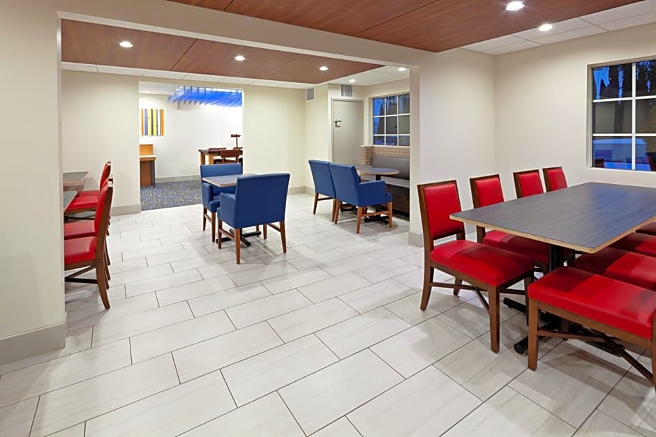 Holiday Inn Express Hotel & Suites San Diego-Escondido By IHG