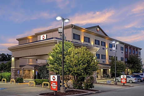 Best Western Plus Shamrock Inn & Suites