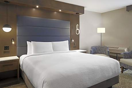 Executive King Room with Rain Shower - Second Floor/Non-Smoking