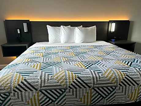 King Room with Roll-in Shower - Disability Access - Non-Smoking