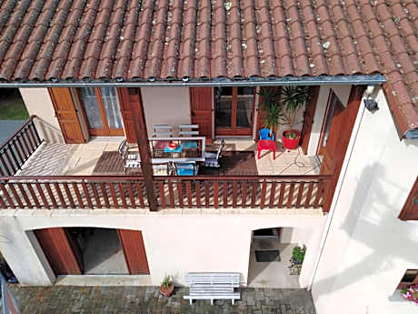 Basic Triple Room with Shared Bathroom