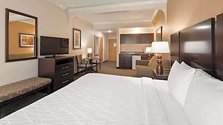 King Suite with Roll-In Shower - Disability Access