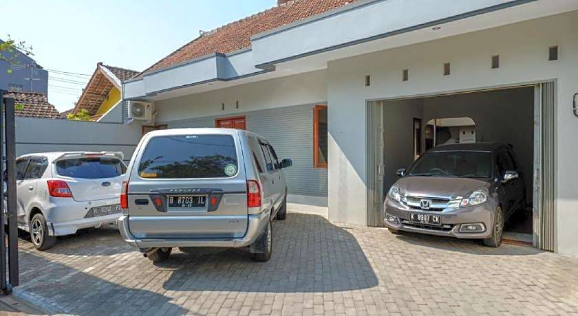 RedDoorz near Alun Alun Kudus 2