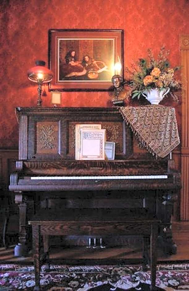 Alexander Mansion  Bed and Breakfast