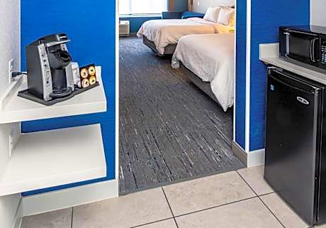 One-Bedroom King Suite with Communications Accessible Tub