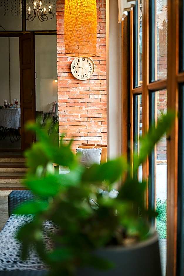 White Wall Riverfront Hotel
