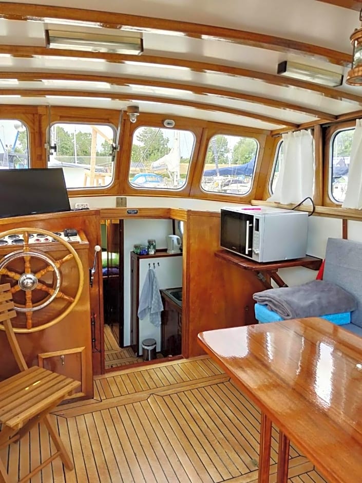 Privé B&B Motorsailer Rataplan