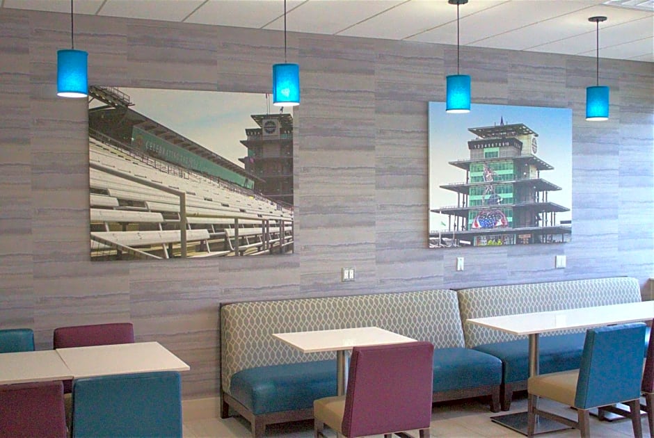 La Quinta Inn & Suites by Wyndham Indianapolis Downtown