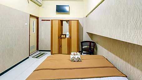Hotel Shinta 2 near Alun Alun Kertosono Mitra RedDoorz