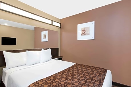 1 Queen Bed Non-Smoking