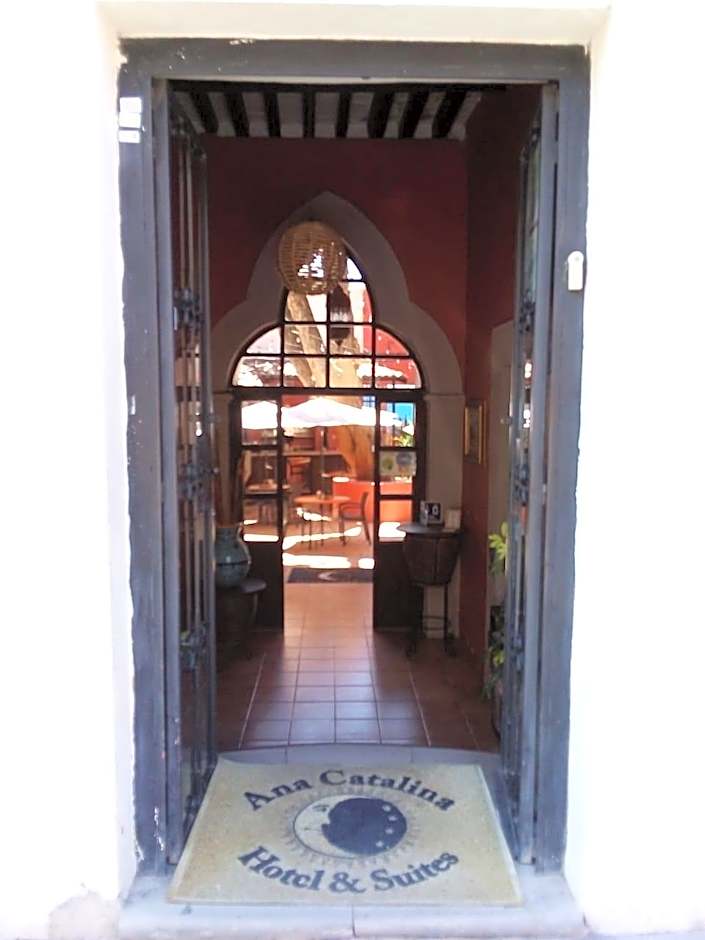 HOTEL ANA CATALINA & SUITES