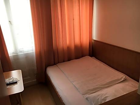 Queen Room with Shared Toilet